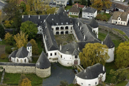 Schloss Kobersdorf Luftaufnahme, weißes Gebäude mit dunklem Dach