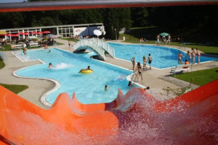 Erlebnisbad mit Wasserrutsche