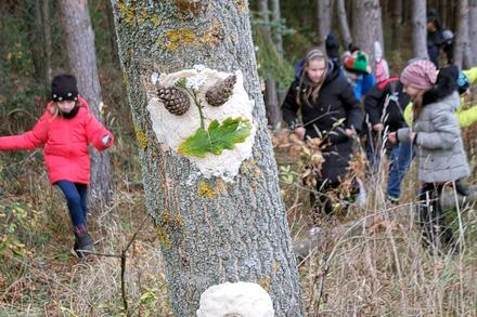 Waldgeist aus Salzteig auf Baumstamm